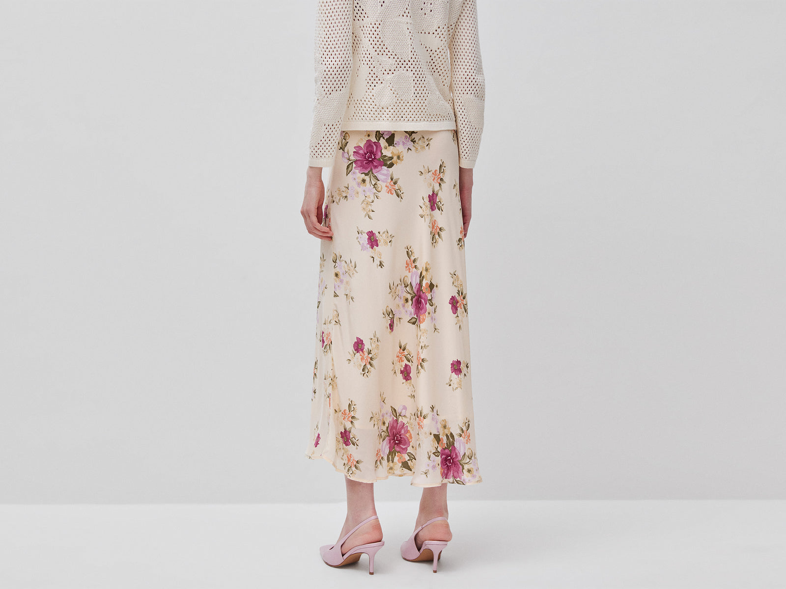 Saia fluida às flores - ucb_image_B