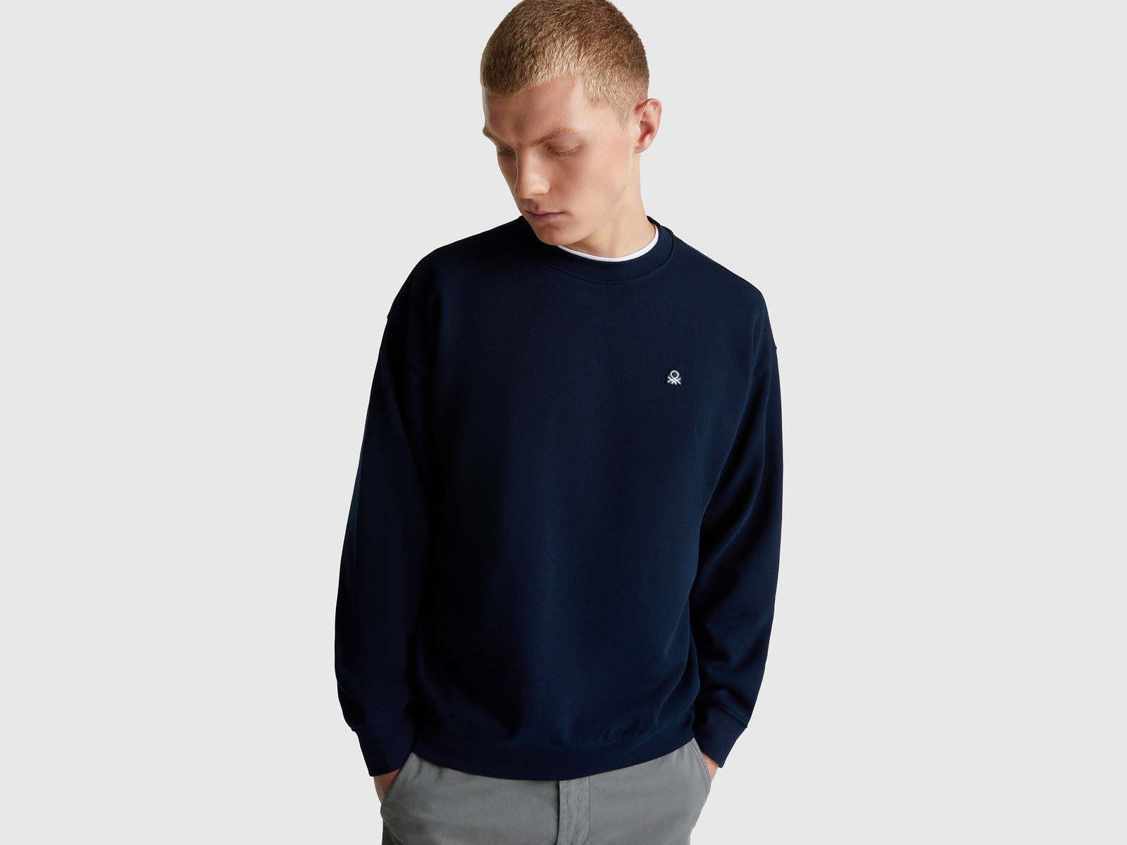 Sweatshirt with logo patch