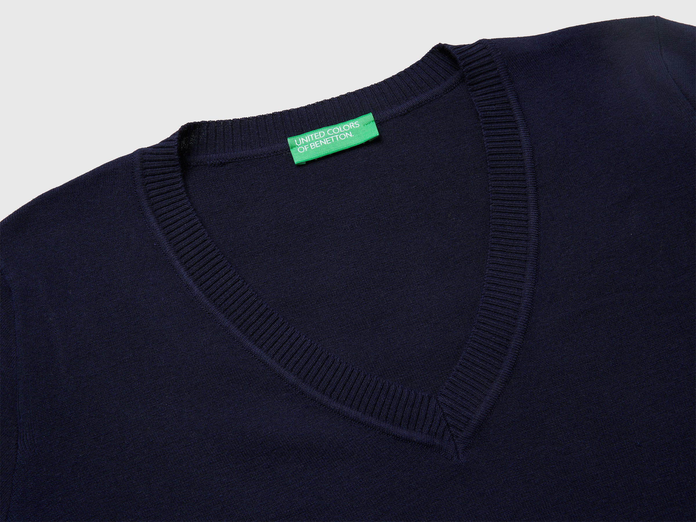 Dark blue V-neck sweater in tricot cotton - ucb_image_DS1