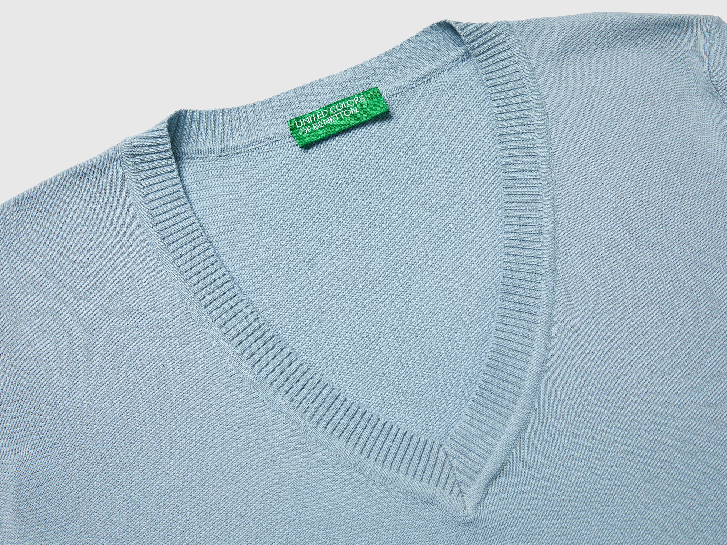 Camisola azul-claro em algodão tricot com decote em V - ucb_image_DS1