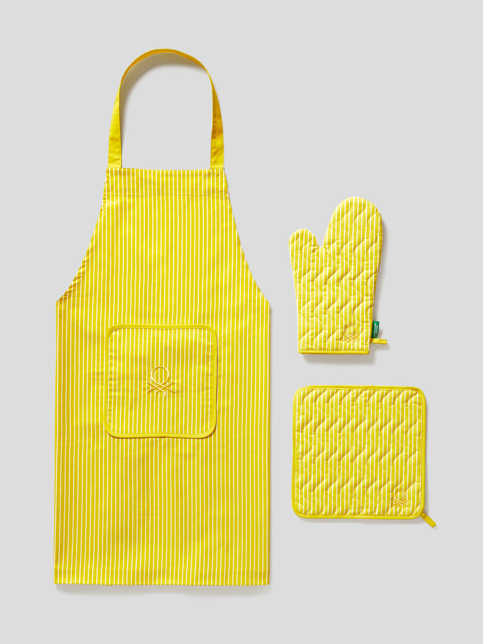 Apron, pot holder and oven mitt set image number 1