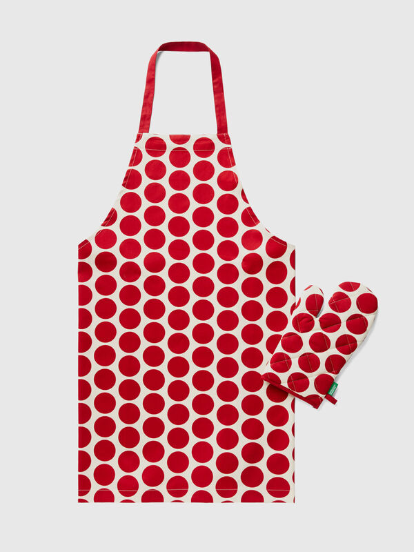 Apron and glove set in red polka dots
