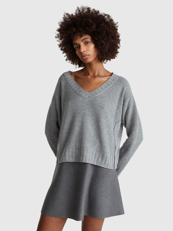 V-neck sweater in wool blend Women