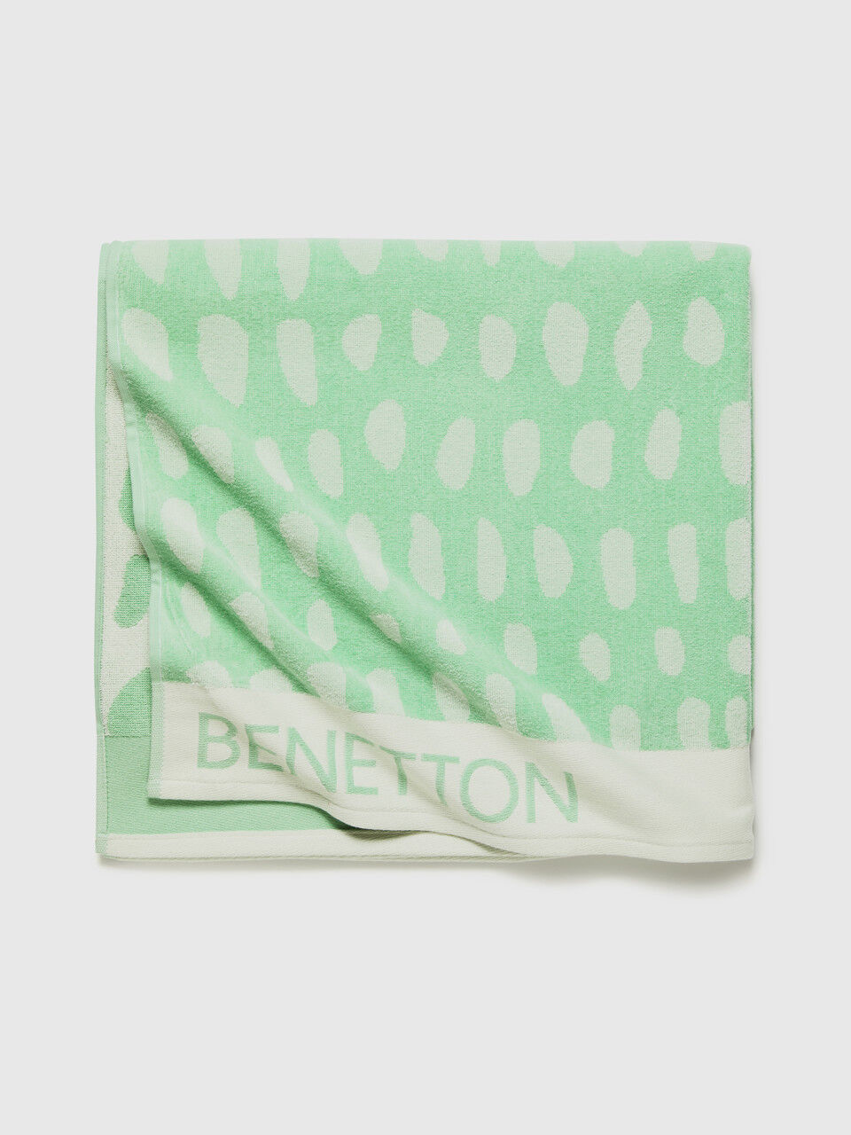 Beach towel with spotted print