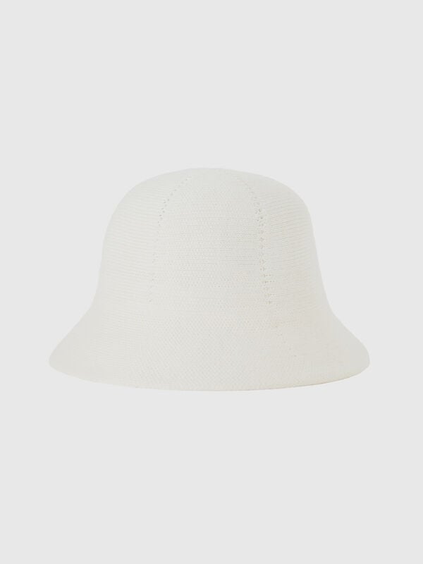 Creamy white bell-shaped hat Women