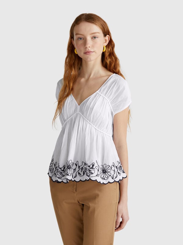 Short sleeve blouse with floral embroidery Women