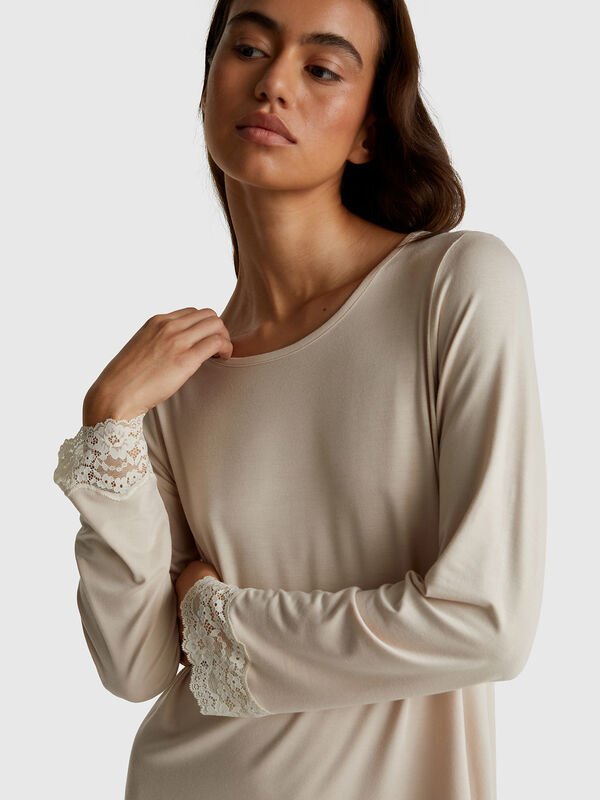 Flowy nightshirt with lace Women